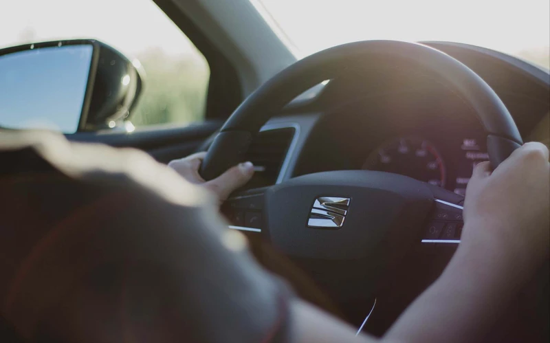 Ποια είναι η σωστή θέση των χεριών στο τιμόνι;