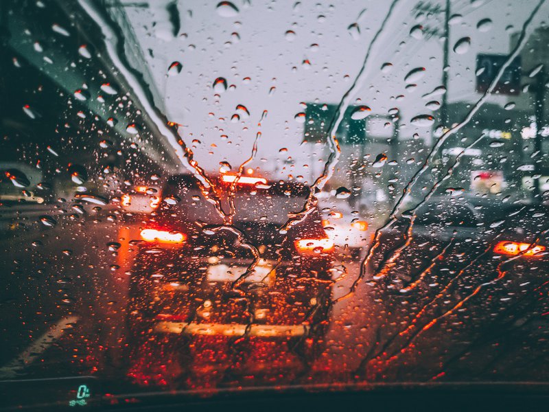 «12 και 1» συμβουλές για ασφαλή οδήγηση στη βροχή
